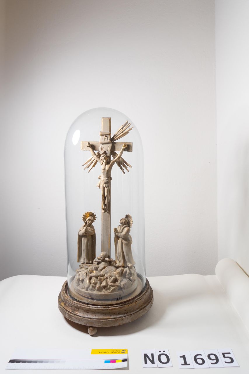 Heiligenstatue Jesu am Kreuz mit Glassturz